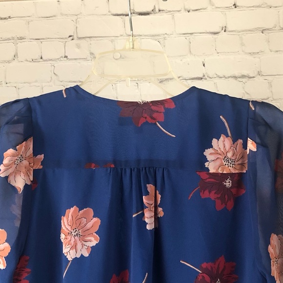 SHIRT - Women's Madewell blue mock wrap blouse with red and pink floral print. - Picture 4 of 16